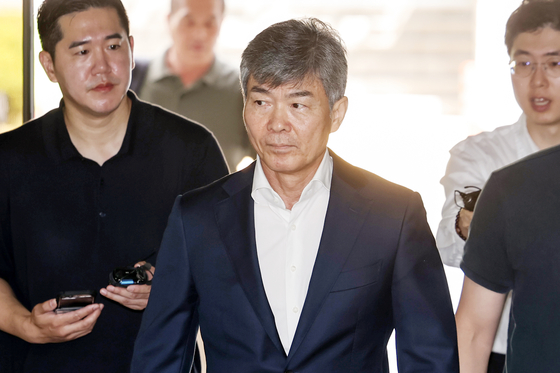 이종호 전 블랙펄인베스트 대표가 지난 5일 서울중앙지방법원에서 열린 영장실질심사에 출석하고 있다. 이 전 대표는 임성근 전 해병대 1사단장 구명 로비 의혹의 핵심 인물이다. 해병대 예비역 단체대화방 '멋진해병' 구성원들과 임 전 사단장 구명을 위해 평소 친분이 있던 김건희 여사에게 로비했다는 의혹을 받는다. 뉴스1