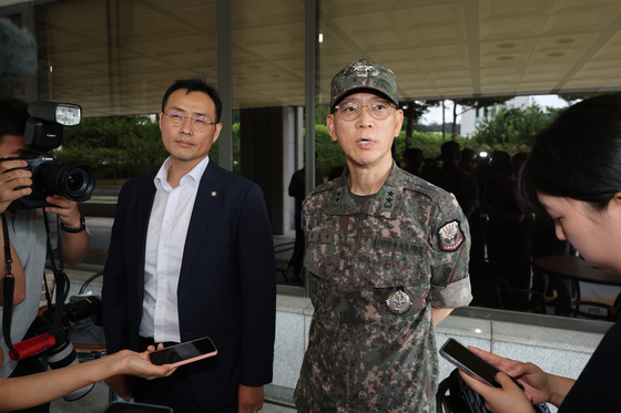 김용대 드론작전사령관과 이승우 변호사가 20일 오전 서울 서초구 서울고등검찰청에 마련된 내란 특검팀(특별검사 조은석) 사무실에서 조사를 중단한 후 취재진의 질의에 답변하고 있다. 뉴스1