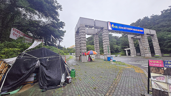 울산 동구 울산과학대학교 앞에 있는 천막 농성장. 일흔이 넘는 고령자 4명이 상주하고 있다. 이들은 교대로 천막을 지키며 학교를 상대로 복직과 임금 보장을 요구하고 있다. 11년째다. 김윤호 기자