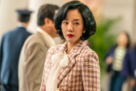 임수정 배우는 1970년대 고증을 위해 스타일링에도 신경썼다. 그는 "모든 배우가 분장, 의상팀과 함께 스타일을 고민했다. 양정숙의 부풀린 머리를 유지하려고 분장팀이 많이 애써주셨다"고 전했다. 사진 월트디즈니 컴퍼니 코리아