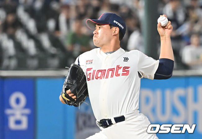 [OSEN=부산, 이석우 기자] 8일 부산 사직야구장에서 2025 신한 SOL 뱅크 KBO 리그 롯데 자이언츠와 두산 베어스의 경기가 열렸다. 홈팀 롯데는 홍민기가, 방문팀 두산은 최민석이 선발 출전했다.롯데 자이언츠 김진욱이 역투하고 있다. 2025.07.08 / foto0307@osen.co.kr