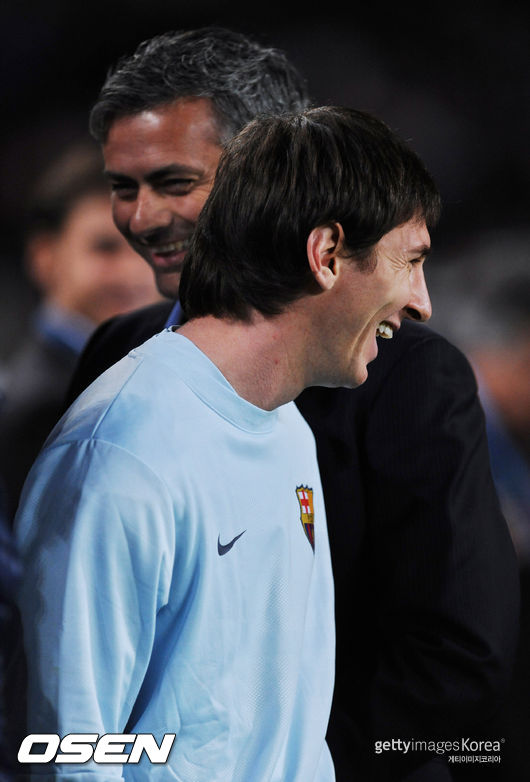 BARCELONA, SPAIN - NOVEMBER 24:  Lionel Messi (R) of FC Barcelona smiles backdropped by Inter Milan coach Jose Mourinho as prepares to watch from the sidelines due to an injury prior to the start of the UEFA Champions League group F match between FC Barcelona and Inter Milan at the Camp Nou Stadium on November 24, 2009 in Barcelona, Spain.  (Photo by Jasper Juinen/Getty Images)