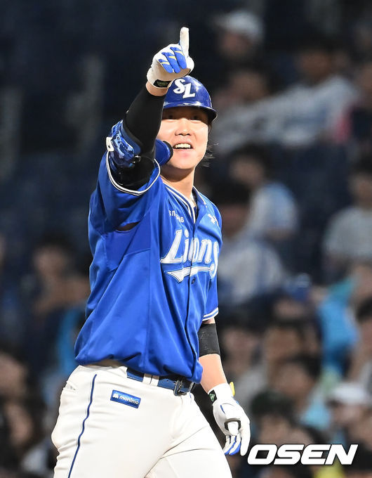 [OSEN=창원, 이석우 기자] 19일 창원NC파크에서 2025 신한 SOL 뱅크 KBO 리그 NC 다이노스와 삼성 라이온즈의 경기가 열렸다. 홈팀 NC는 라일리가, 방문팀 삼성은 후라도가 선발 출전했다. 삼성 라이온즈 류지혁이 6회초 2사 만루 중견수 앞 2타점 안타를 치고 세리머니를 하고 있다. 2025.08.19 / foto0307@osen.co.kr