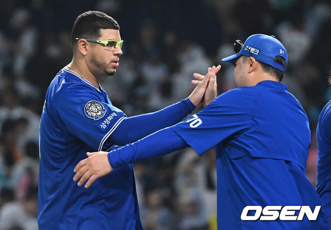 [OSEN=창원, 이석우 기자] 19일 창원NC파크에서 2025 신한 SOL 뱅크 KBO 리그 NC 다이노스와 삼성 라이온즈의 경기가 열렸다. 홈팀 NC는 라일리가, 방문팀 삼성은 후라도가 선발 출전했다. 삼성 라이온즈 후라도가 NC 다이노스에 6-4로 승리한 후 박진만 감독과 기쁨을 나누고 있다. 2025.08.19 / foto0307@osen.co.kr