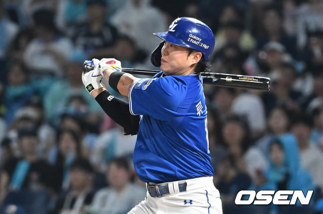 [OSEN=창원, 이석우 기자] 19일 창원NC파크에서 2025 신한 SOL 뱅크 KBO 리그 NC 다이노스와 삼성 라이온즈의 경기가 열렸다. 홈팀 NC는 라일리가, 방문팀 삼성은 후라도가 선발 출전했다. 삼성 라이온즈 류지혁이 6회초 2사 만루 중견수 앞 2타점 안타를 치고 있다. 2025.08.19 / foto0307@osen.co.kr