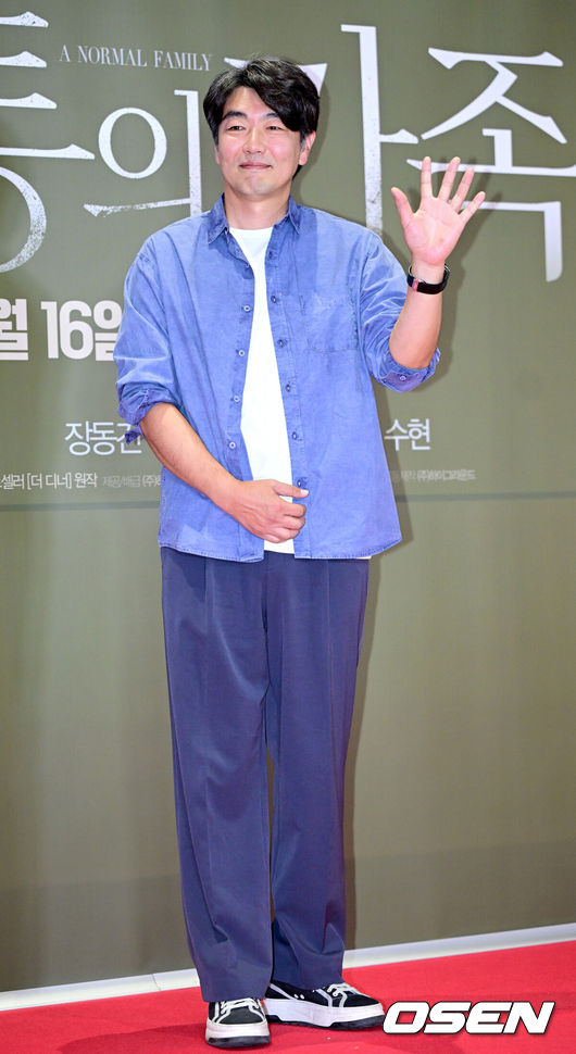 [OSEN=최규한 기자] 7일 오후 서울 삼성동 메가박스 코엑스에서 영화 ‘보통의 가족’ (감독 허진호) VIP 시사회가 열렸다.영화 ‘보통의 가족'은 각자의 신념을 가지고 살아가던 네 사람이 아이들의 범죄 현장이 담긴 CCTV를 보게 되면서 모든 것이 무너져가는 모습을 담은 이야기다.배우 이종혁이 VIP 시사회에 참석해 포토타임을 하고 있다. 2024.10.07 / dreamer@osen.co.kr