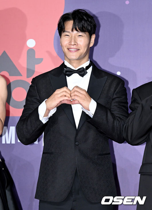 [OSEN=조은정 기자]2023 SBS연예대상 포토월 행사가 30일 서울 마포구 상암 SBS 프리즘타워에서 열렸다.방송인 김종국이 레드카펫을 밟으며 포즈를 취하고 있다. 2023.12.30/cej@osen.co.kr