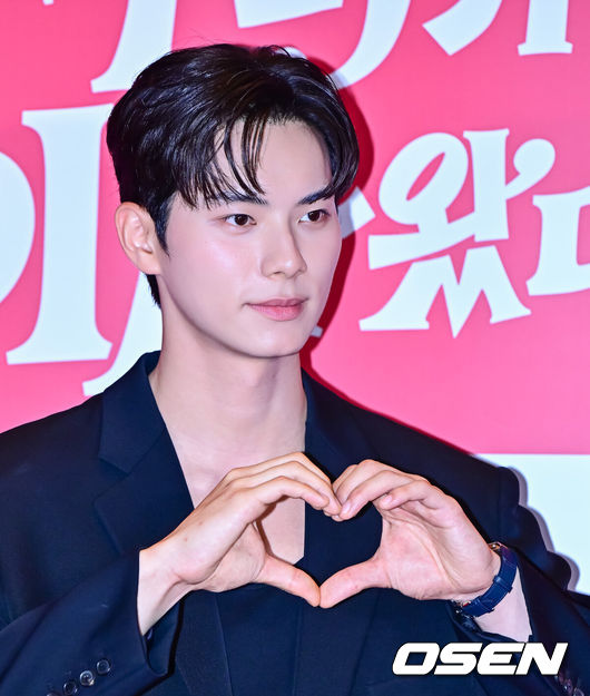 [OSEN=지형준 기자] 7일 오후 서울 용산구 CGV용산아이파크몰에서 영화 '악마가 이사왔다' 시사회 포토월 행사가 열렸다.‘악마가 이사왔다’는 새벽마다 악마로 깨어나는 선지(임윤아)를 감시하는 기상천외한 아르바이트에 휘말린 청년 백수 길구(안보현)의 고군분투를 담은 악마 들린 코미디다 영화다.배우 이채민이 포즈를 취하고 있다. 2025.08.07 / jpnews@osen.co.kr