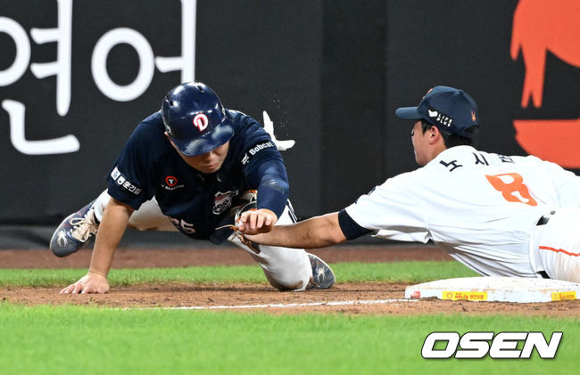 [OSEN=대전, 이대선 기자] 19일 오후 대전 한화생명볼파크에서 2025 신한 SOL Bank KBO리그 한화 이글스와 두산 베어스의 경기가 열렸다.한화는 와이스, 두산은 콜어빈을 선발로 내세웠다.8회초 2사 1루에서 두산 안재석의 안타 때 1루주자 양의지가 3루까지 쇄도했으나 아웃되고 있다. 2025.08.19 /sunday@osen.co.kr