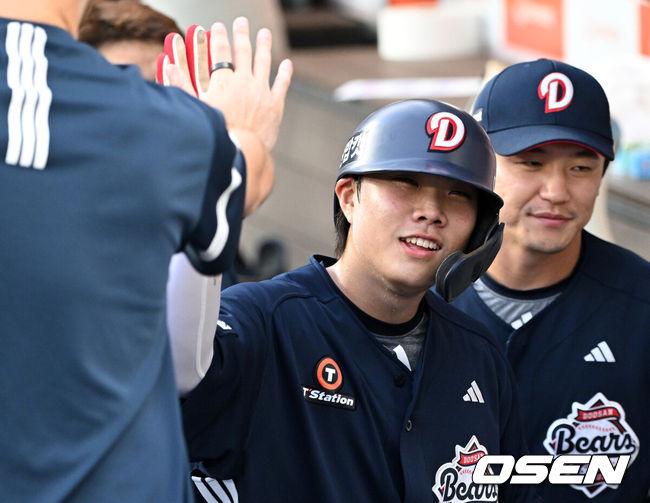 [OSEN=대전, 이대선 기자] 20일 오후 대전 한화생명볼파크에서 2025 신한 SOL Bank KBO리그 한화 이글스와 두산 베어스의 경기가 열렸다.한화는 조동욱, 두산은 곽빈을 선발로 내세웠다.2회초 무사 1,3루에서 두산 김민석의 우중간 2타점 적시 2루타 때 홈을 밟은 박준순이 환호하고 있다. 2025.08.20 /sunday@osen.co.kr