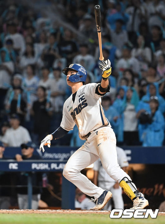 [OSEN=창원, 이석우 기자] 20일 창원NC파크에서 2025 신한 SOL 뱅크 KBO 리그 NC 다이노스와 삼성 라이온즈의 경기가 열렸다. 홈팀 NC는 목지훈이, 방문팀 삼성은 원태인이 선발 출전했다. NC 다이노스 김주원이 8회말 좌월 솔로 홈런을 치고 있다. 2025.08.20 / foto0307@osen.co.kr