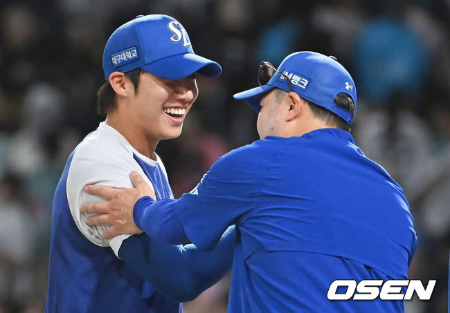 [OSEN=창원, 이석우 기자] 20일 창원NC파크에서 2025 신한 SOL 뱅크 KBO 리그 NC 다이노스와 삼성 라이온즈의 경기가 열렸다. 홈팀 NC는 목지훈이, 방문팀 삼성은 원태인이 선발 출전했다. 삼성 라이온즈 박진만 감독이 NC 다이노스에 4-3으로 승리한 후 원태인과 기쁨을 나누고 있다. 2025.08.20 / foto0307@osen.co.kr