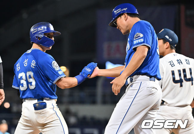 [OSEN=창원, 이석우 기자] 20일 창원NC파크에서 2025 신한 SOL 뱅크 KBO 리그 NC 다이노스와 삼성 라이온즈의 경기가 열렸다. 홈팀 NC는 목지훈이, 방문팀 삼성은 원태인이 선발 출전했다. 삼성 라이온즈 김성윤이 7회초 1사 3루 우중간 1타점 3루타를 치고 하이파이브를 하고 있다. 2025.08.20 / foto0307@osen.co.kr
