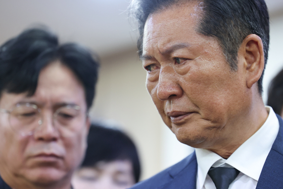 더불어민주당 정청래 대표가 19일 경북 청도군 청도대남병원에 장례식장에 마련된 무궁화호 열차사고 사망자 빈소를 찾아 유족을 위로하며 눈시울을 붉히고 있다.   오른쪽은 김영훈 고용노동부 장관. 연합뉴스