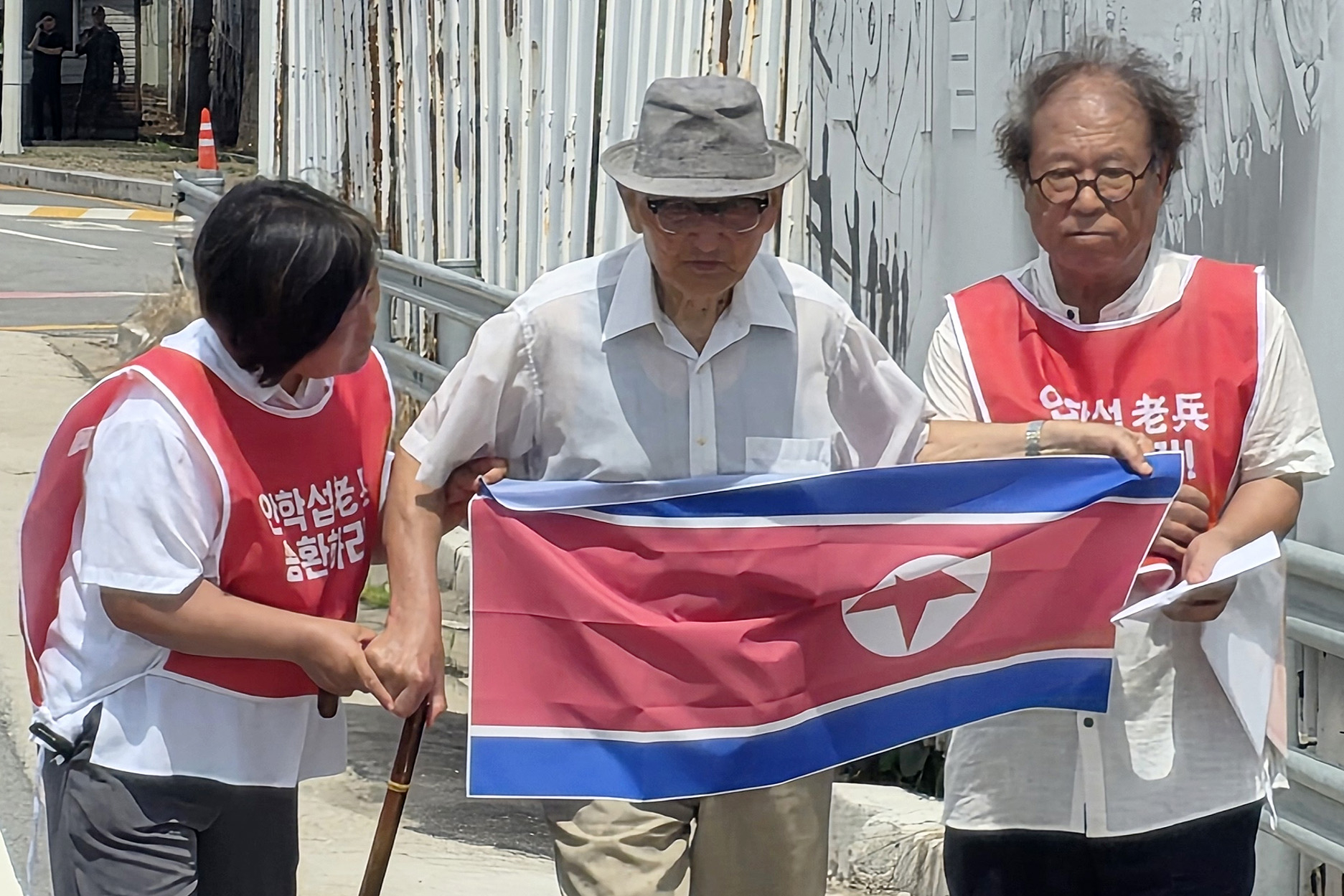 안학섭씨가 20일 오전 경기도 파주 통일대교에서 인공기를 펼쳐 들고 있다. 연합뉴스