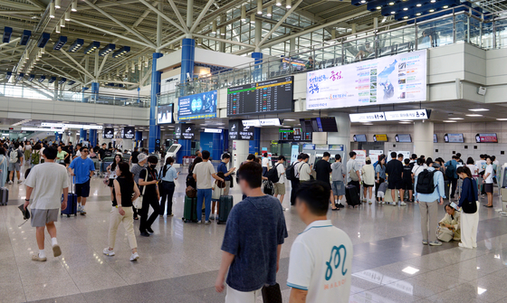 지난 19일 청주공항 여객청사 1층에서 여행객들이 탑승 수속을 위해 기다리고 있는 모습. 김성태 객원기자