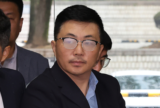 김건희 여사 일가의 집사로 알려진 김예성씨가 지난 15일 오후 서울 서초구 서웅중앙지법에서 열리는 구속 전 피의자 심문(영장실질심사)에 출석하고 있다. 뉴스1
