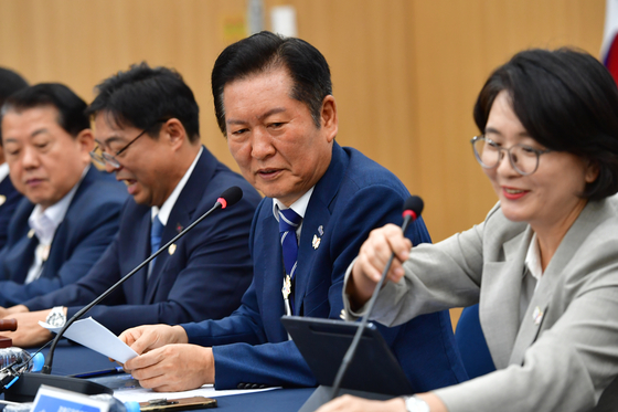 정청래 더불어민주당 당대표가 20일 오전 경북 경주시 화백컨벤션센에서 열린 제150차 경북 현장 최고위원회에서 임미해 경북도당 위원장 직무대행과 얘기를 나누고 있다.   이날 현장 최고위원회는 70여 일 앞으로 다가온 APEC 2025 정상회의 준비 상황 등을 점검하기 위한 자리 등으로 마련됐다. 뉴스1