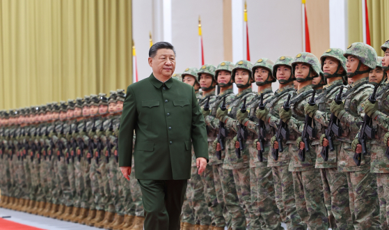 시진핑(習近平) 중국 국가주석이 지난해 12월 중국 마카오의 마카오특별행정구에 주둔 중인 중국 인민해방군(PLA) 부대를 사열하고 있다. EPA=연합뉴스