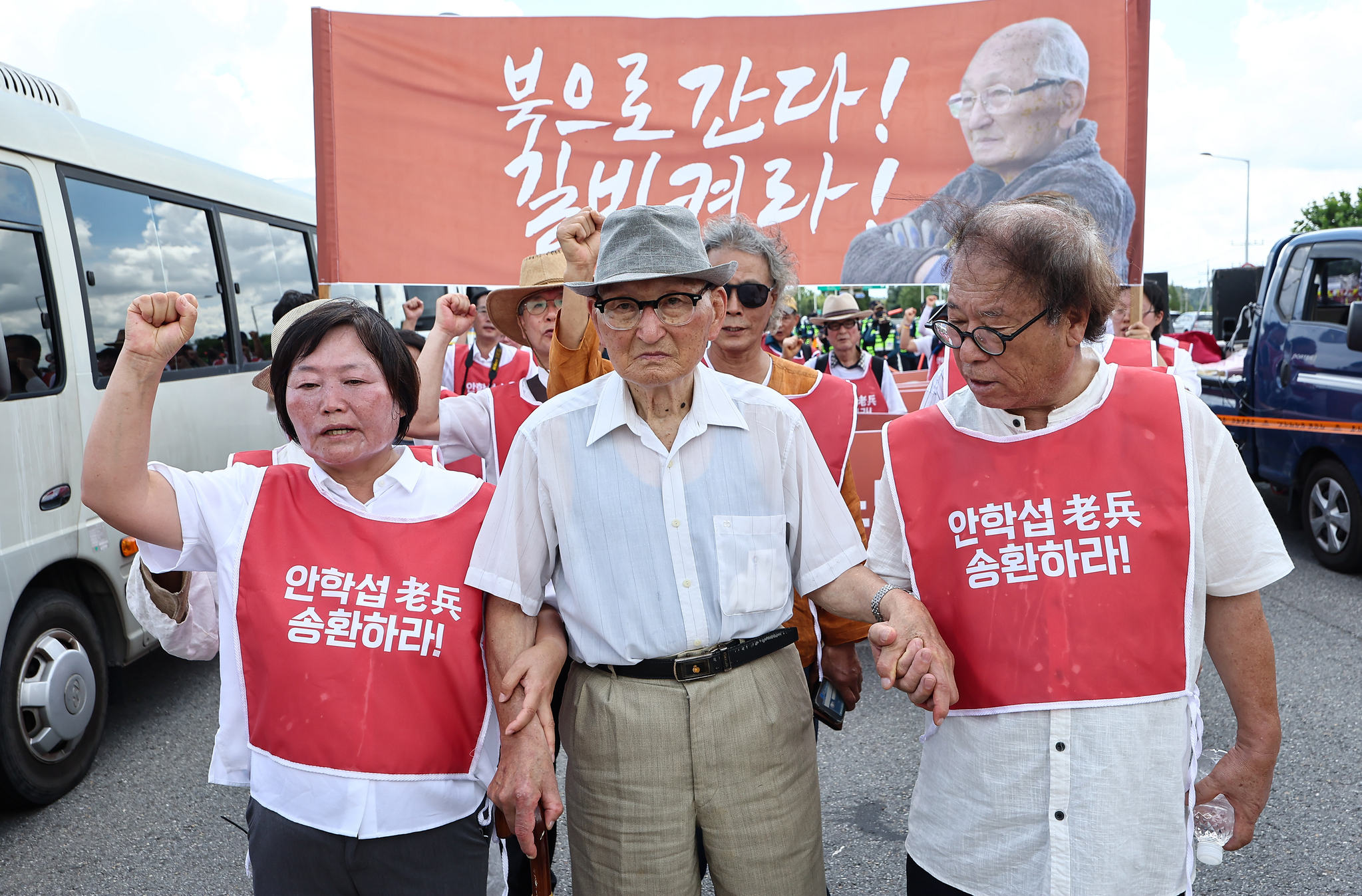 비전향장기수 안학섭씨(가운데)가 20일 경기 파주 통일대교에서 북한 송환을 요구하며 북쪽 방면으로 향하고 있다. 뉴스1