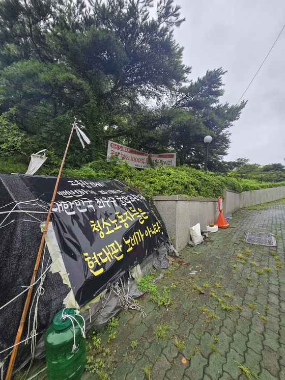 울산 동구 울산과학대학교 앞에 있는 천막 농성장. 일흔이 넘는 고령자 4명이 상주하고 있다. 이들은 교대로 천막을 지키며 학교를 상대로 복직과 임금 보장을 요구하고 있다. 11년째다. 김윤호 기자 