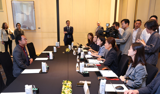 '한국계' 앤디 김 미국 상원의원이 20일 서울 종로구 포시즌스 호텔에서 연합뉴스를 비롯한 국내 언론 매체와 방한 기자간담회를 하고 있다. 연합뉴스