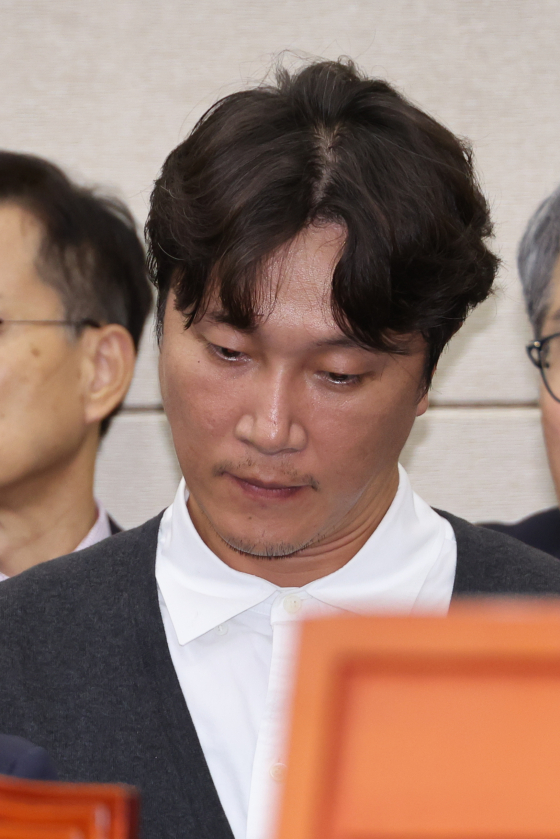 정신건강의학과 전문의 겸 방송인 양재웅 씨가 지난 10월 오후 서울 여의도 국회에서 열린 보건복지위원회의 복지부 등에 대한 종합 국정감사에 증인으로 출석해 증인석에 앉아 있다. 연합뉴스