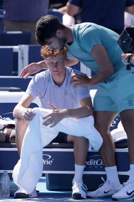 ATP 투어 신시내티오픈 단식 결승 1세트 도중 신네르(왼쪽)가 컨디션 난조로 기권하자 다가가 위로하는 알카라스. [로이터=연합뉴스]