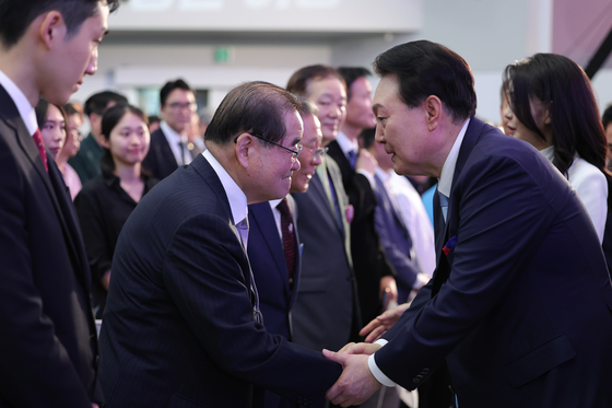 윤석열 전 대통령이 지난 2023년 8월15일 서울 서대문구 이화여대 대강당에서 열린 제78주년 광복절 경축식이 끝난 뒤 이종찬 광복회장과 악수하고 있다. 연합뉴스