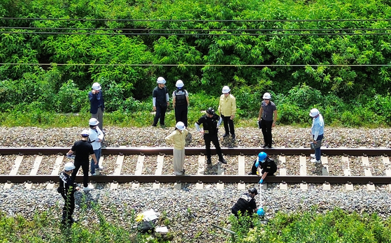 20일 오후 경북경찰청, 국립과학수사연구원, 항공철도사고조사위원회, 노동 당국 등 합동감식에 참여한 기관 관계자들이 경북 청도군 화양읍 삼신리 경부선 무궁화호 열차 사고 현장에서 합동감식을 진행하고 있다. 뉴스1