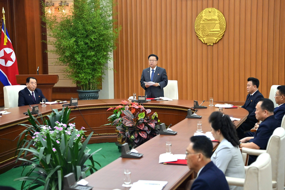 최용해 최고인민회의 상임위원장이 지난 19일 최고인민회의 상임위원회 제14기 제37차전원회의를 진행하는 모습. 노동신문, 뉴스1
