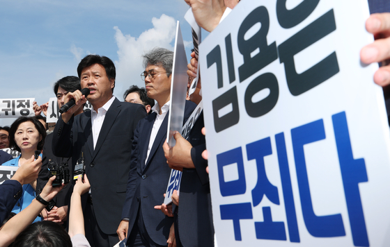 대장동 개발 민간업자 일당에게 금품을 받은 혐의로 항소심에서 실형을 선고받고 법정구속 된 후 보석으로 석방된 김용 전 민주연구원 부원장이 20일 경기도 화성시 마도면 화성직업훈련교도소 앞에서 발언하고 있다. 연합뉴스