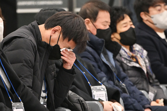 제주항공 여객기 참사 49일째인 지난 2월 15일 전남 무안국제공항 분향소에서 열린 49재 합동위령제에서 한 유가족이 눈물을 흘리고 있다. 연합뉴스