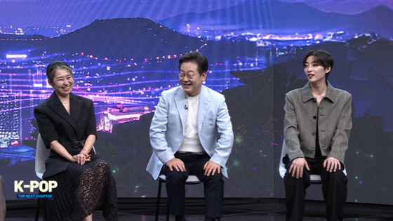 왼쪽부터 '케이팝 데몬 헌터스'의 매기강 감독, 이재명 대통령, 블랙핑크와 빅뱅 노래를 만든 프로듀서 알티. 사진 아리랑국제방송