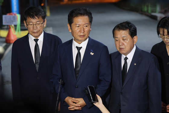  더불어민주당 정청래 대표가 19일 경북 청도군 청도대남병원에 장례식장에 마련된 무궁화호 열차사고 사망자 빈소를 찾아 조문한 뒤 발언하고 있다. 연합뉴스