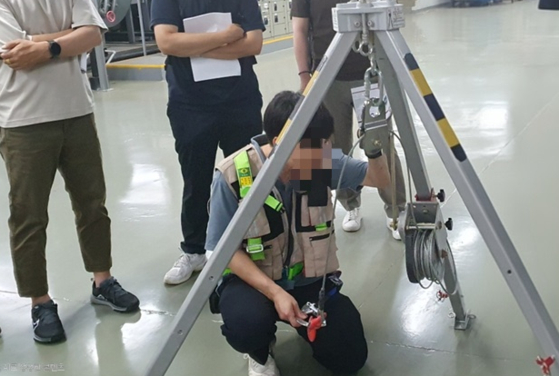 서울시 관계자가 구조장비(삼각대) 설치 방법을 교육하고 있다. [사진 서울시]
