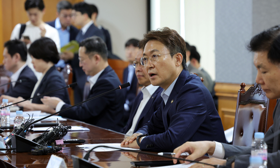 권대영 금융위원회 부위원장이 21일 오전 서울 중구 은행연합회에서 열린 석유화학 경쟁력 제고를 위한 금융권 간담회에서 발언하고 있다. 뉴시스