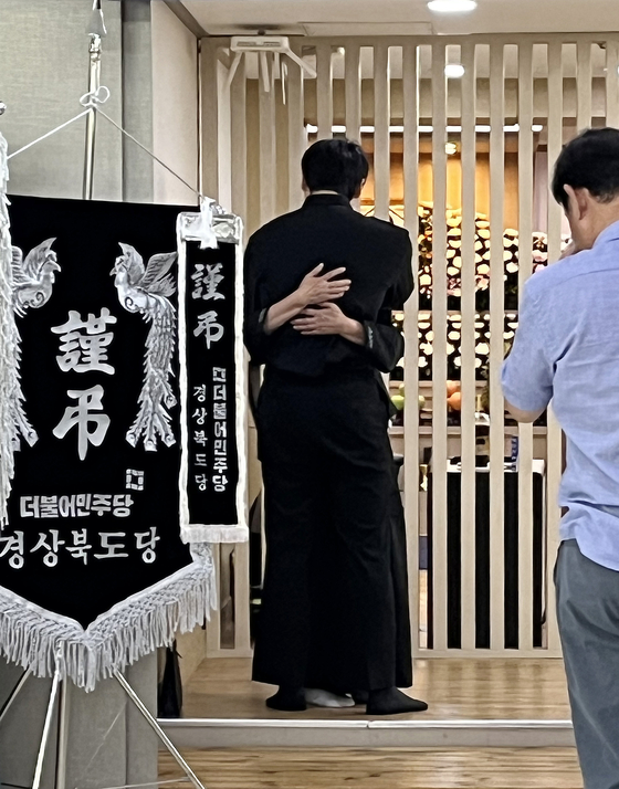 경북 청도 열차사고 희생자 조모(30)씨의 어머니가 20일 청도대남병원 장례식장에서 아들 친구를 부둥켜안고 오열하고 있다. [뉴스1]