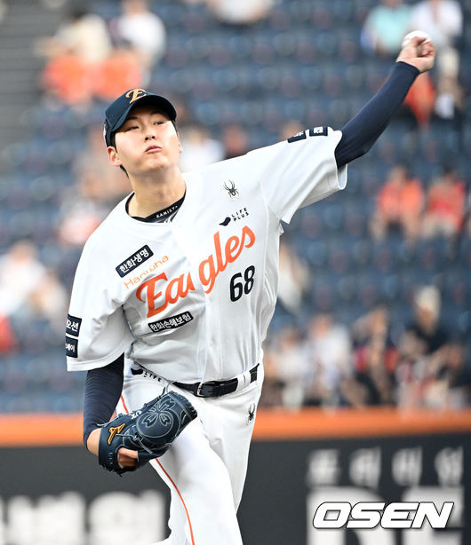 [OSEN=대전, 이대선 기자] 20일 오후 대전 한화생명볼파크에서 2025 신한 SOL Bank KBO리그 한화 이글스와 두산 베어스의 경기가 열렸다.한화는 조동욱, 두산은 곽빈을 선발로 내세웠다.경기에 앞서 한화 선발투수 조동욱이 역투하고 있다. 2025.08.20 /sunday@osen.co.kr