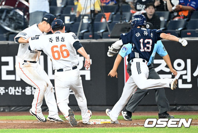 [OSEN=대전, 이대선 기자] 20일 오후 대전 한화생명볼파크에서 2025 신한 SOL Bank KBO리그 한화 이글스와 두산 베어스의 경기가 열렸다.한화는 조동욱, 두산은 곽빈을 선발로 내세웠다.6회초 무사 1루에서 두산 이유찬과 한화 주현상이 접전을 벌이고 있다. 비디오 판독 끝에 이유찬의 내야안타가 됐다. 2025.08.20 /sunday@osen.co.kr