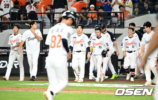 [OSEN=대전, 이대선 기자] 프로야구 두산 베어스가 파죽의 6연승을 질주했다. 장단 16안타 13득점을 폭발한 가운데 토종 에이스 곽빈도 60일 만에 웃었다. 두산은 20일 대전 한화생명볼파크에서 열린 2025 신한 SOL Bank KBO리그 한화 이글스와의 원정경기를 13-9로 승리했다.경기 종료 후 한화 선수들이 패배에 아쉬워하고 있다. 2025.08.20 /sunday@osen.co.kr