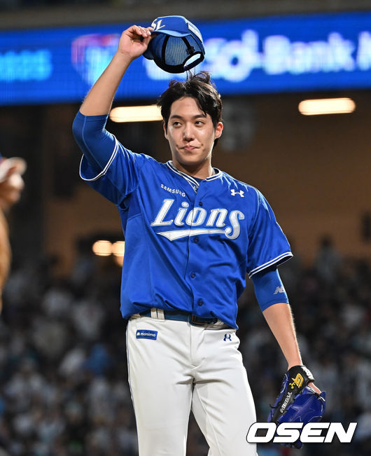 [OSEN=창원, 이석우 기자] 20일 창원NC파크에서 2025 신한 SOL 뱅크 KBO 리그 NC 다이노스와 삼성 라이온즈의 경기가 열렸다. 홈팀 NC는 목지훈이, 방문팀 삼성은 원태인이 선발 출전했다. 삼성 라이온즈 원태인이 6회말 2사 2,3루 NC 다이노스 박건우를 잡고 팬들에게 인사를 하고 있다. 2025.08.20 / foto0307@osen.co.kr