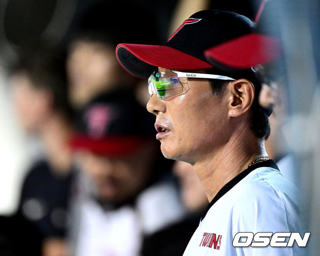 [OSEN=잠실, 최규한 기자] 프로야구 LG 트윈스가 롯데 자이언츠를 10연패로 몰아넣었다. LG는 70승에 선착했다.LG는20일 서울 잠실구장에서 열린 2025 KBO리그 롯데와 경기에서 5-3으로 승리했다. 최근 3연승을 달리며 1위 자리를 굳히고 있다. 후반기 22승 5패 초상승세다. 반면 롯데는 10연패 수렁에 빠졌다. 2003년 이후 22년 만에 10연패다.9회초 수비 때 LG 염경엽 감독이 그라운드를 주시하고 있다. 2025.08.20 / dreamer@osen.co.kr