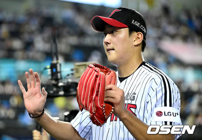 [OSEN=잠실, 최규한 기자] 20일 서울 잠실야구장에서 ‘2025 신한 SOL Bank KBO리그’ LG 트윈스와 롯데 자이언츠의 경기가 열렸다.홈팀 LG는 손주영, 방문팀 롯데는 나균안을 선발로 내세웠다.6회초 롯데 공격을 삼자범퇴로 막아낸 LG 선발 손주영이 더그아웃으로 향하고 있다. 2025.08.20 / dreamer@osen.co.kr