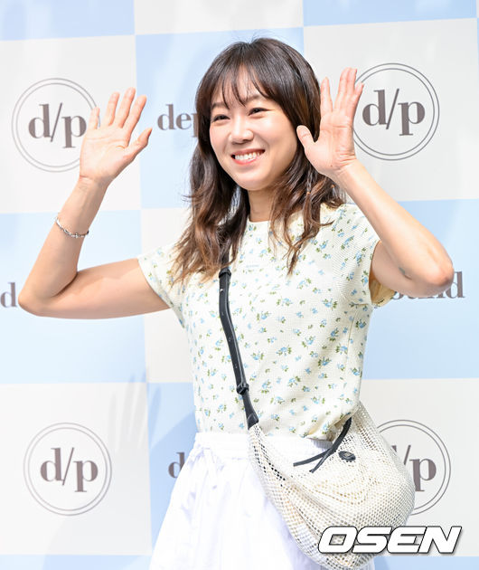 [OSEN=지형준 기자] 18일 오전 서울 용산구 드파운드 한남 쇼룸에서 여름 컬렉션 론칭 행사가 열렸다.이날 25 S/S 컬렉션으로 스타일링을 한 배우 공효진이 참석해 ‘공블리’라는 애칭에 맞게 싱그러운 미소로 행사를 빛냈다.배우 공효진이 포즈를 취하고 있다. 2025.04.18 / jpnews@osen.co.kr