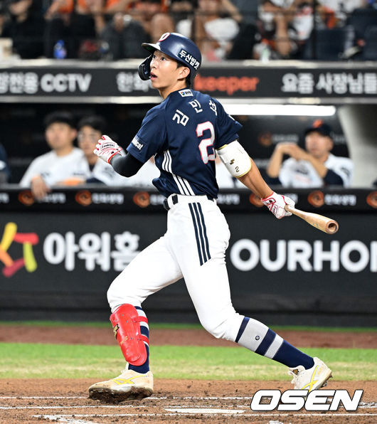 [OSEN=대전, 이대선 기자] 20일 오후 대전 한화생명볼파크에서 2025 신한 SOL Bank KBO리그 한화 이글스와 두산 베어스의 경기가 열렸다.한화는 조동욱, 두산은 곽빈을 선발로 내세웠다.7회초 1사 2루에서 두산 김민석이 좌전 적시타를 치고 있다. 2025.08.20 /sunday@osen.co.kr