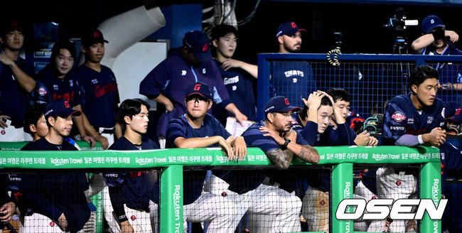 [OSEN=잠실, 최규한 기자] 프로야구 LG 트윈스가 롯데 자이언츠를 10연패로 몰아넣었다. LG는 70승에 선착했다.LG는20일 서울 잠실구장에서 열린 2025 KBO리그 롯데와 경기에서 5-3으로 승리했다. 최근 3연승을 달리며 1위 자리를 굳히고 있다. 후반기 22승 5패 초상승세다. 반면 롯데는 10연패 수렁에 빠졌다. 2003년 이후 22년 만에 10연패다.9회초 공격 때 롯데 더그아웃 선수들이 무거운 표정으로 경기를  주시하고 있다. 2025.08.20 / dreamer@osen.co.kr