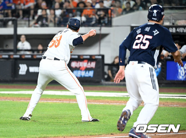 [OSEN=대전, 이대선 기자] 20일 오후 대전 한화생명볼파크에서 2025 신한 SOL Bank KBO리그 한화 이글스와 두산 베어스의 경기가 열렸다.한화는 조동욱, 두산은 곽빈을 선발로 내세웠다.8회초 1사 2,3루에서 한화 박상원이 두산 박준순의 땅볼 타구를 잡아 1루로 송구하고 있다. 홈으로 쇄도하는 두산 3루주자 양의지. 2025.08.20 /sunday@osen.co.kr