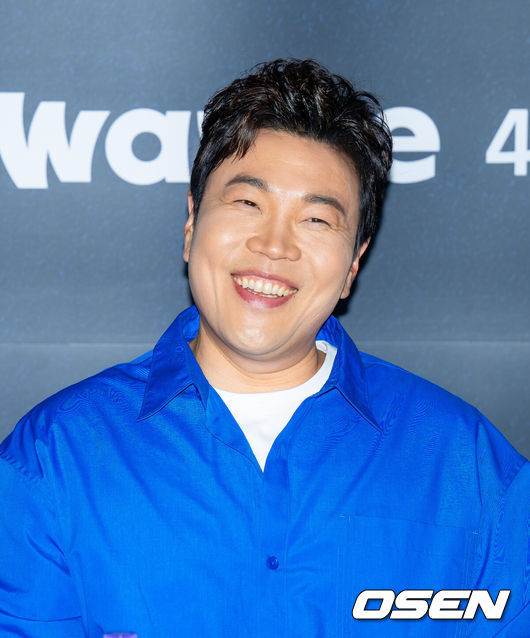 [OSEN=민경훈 기자]25일 오후 서울 용산구 한강로동 CGV 용산아이파크몰에서 웨이브를 통해 전편 공개되는 영국 범죄 느와르 액션 '갱스 오브 런던 시즌3’의 언론 시사회 및 기자간담회가 열렸다.‘갱스 오브 런던 시즌3’는 김홍선 감독이 아시아 감독 최초로 리드 디렉터를 맡아 시즌 전체의 연출 방향과 스타일을 총괄하며 화제를 모았다. 여기에 배우 신승환, 임주환 배우가 한국 갱단으로 짧지만 임팩트 있는 등장을 예고하며 기대감을 더한다.배우 신승환이 기자간담회에서 미소짓고 있다.2025.04.25 / rumi@osen.co.kr