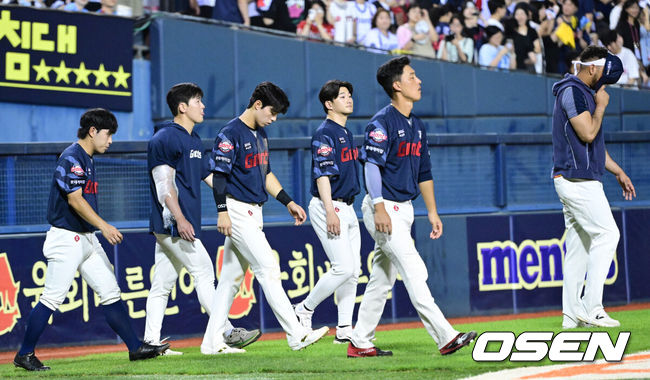 [OSEN=잠실, 최규한 기자] 프로야구 LG 트윈스가 롯데 자이언츠를 10연패로 몰아넣었다. LG는 70승에 선착했다.LG는20일 서울 잠실구장에서 열린 2025 KBO리그 롯데와 경기에서 5-3으로 승리했다. 최근 3연승을 달리며 1위 자리를 굳히고 있다. 후반기 22승 5패 초상승세다. 반면 롯데는 10연패 수렁에 빠졌다. 2003년 이후 22년 만에 10연패다.경기를 마치고 롯데 선수들이 팬들에게 인사하기 위해 그라운드로 나서고 있다. 2025.08.20 / dreamer@osen.co.kr